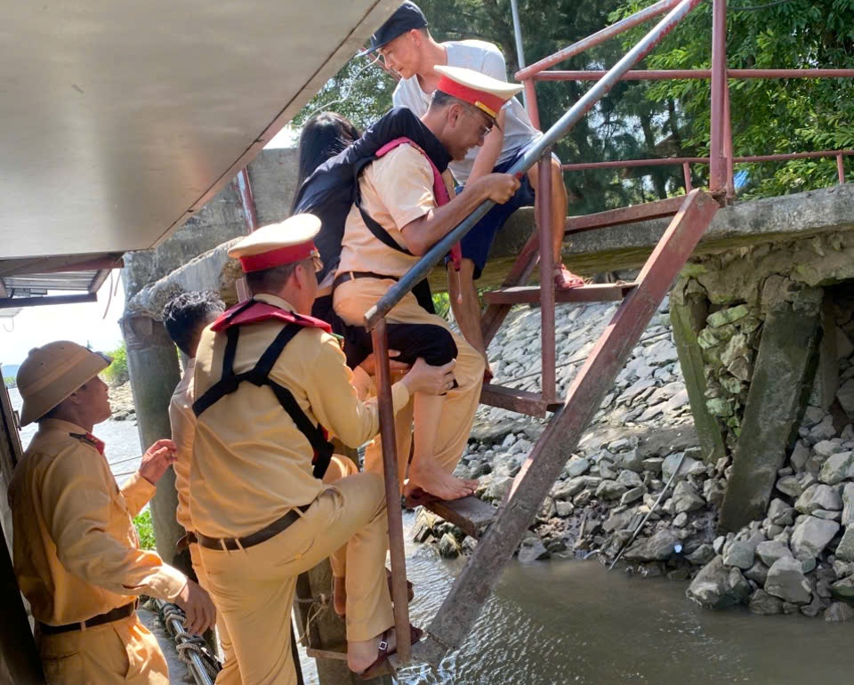 Phòng Cảnh sát giao thông: Kịp thời hỗ trợ một trường hợp có biểu hiện bị tai biến trong thời tiết nắng nóng